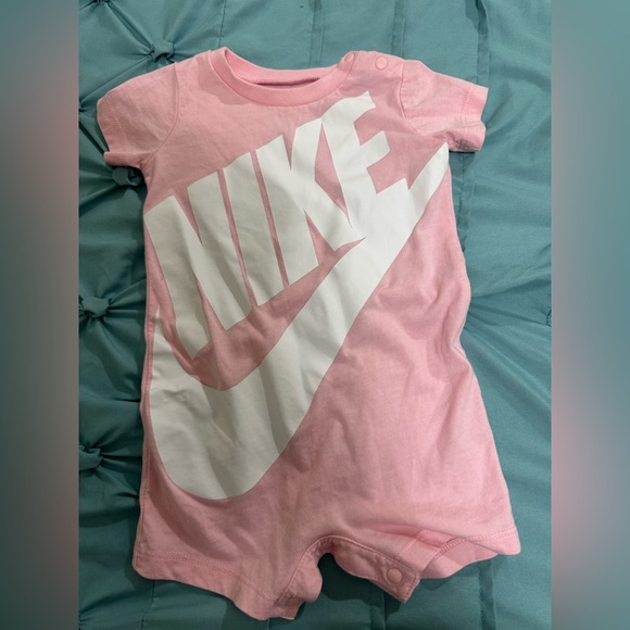 6 Months —2 Piece Nike Onesie Bundle - Picture 5 of 5